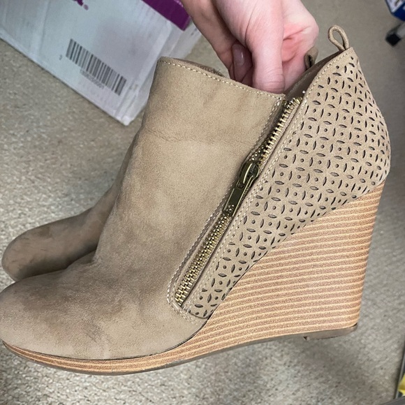 Boots - Picture 4 of 5